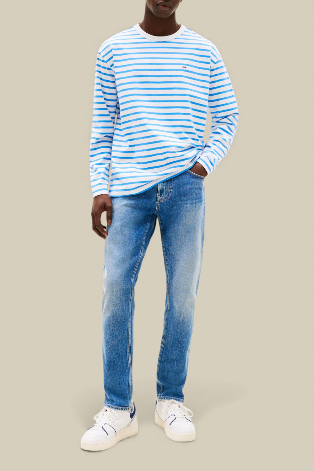 תמונת כל הלוק של ג'ינס בגזרת סלים